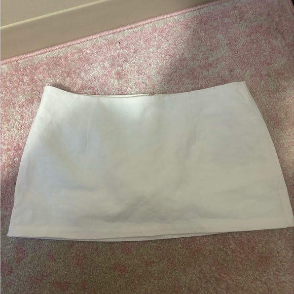 Edikted White Mini Skirt Low waisted - Picture 1 of 3